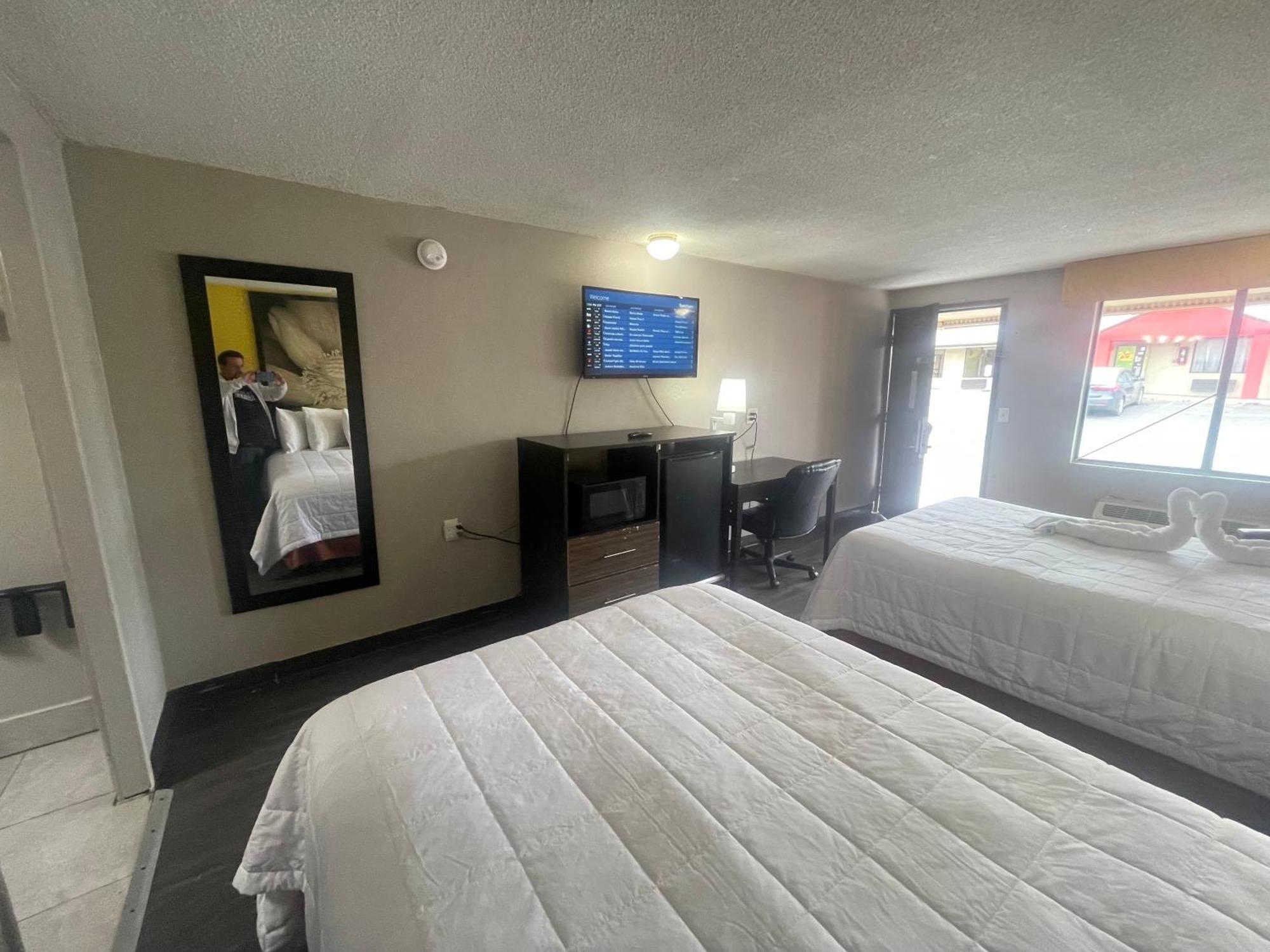Super 8 By Wyndham Monroe Hotel Luaran gambar