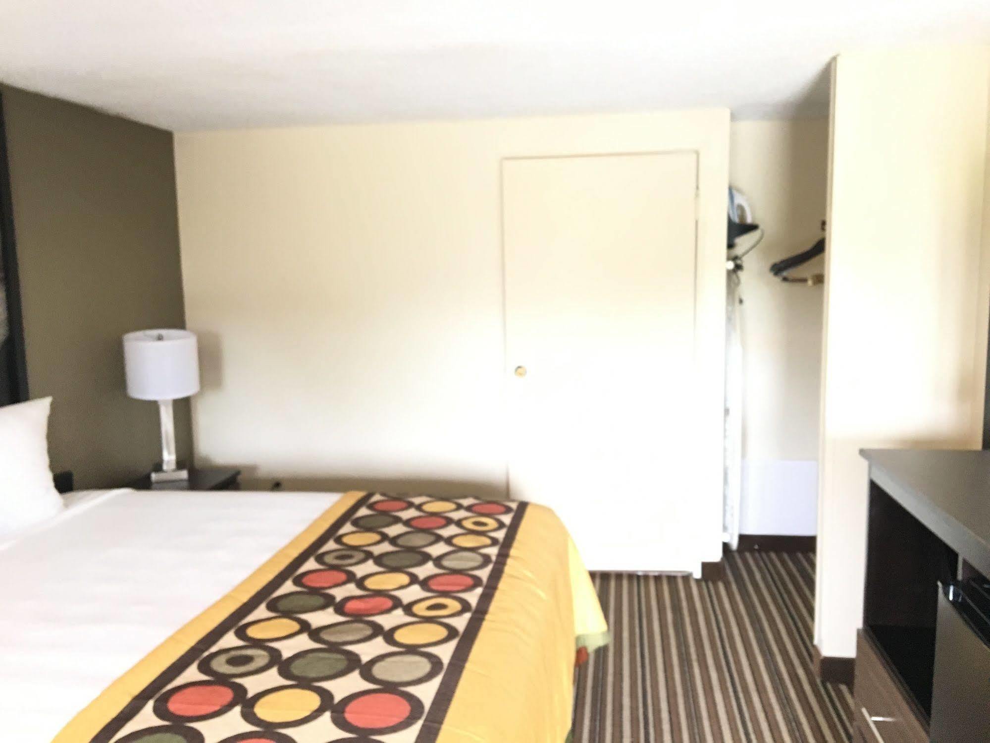 Super 8 By Wyndham Monroe Hotel Luaran gambar